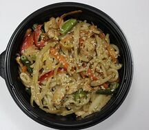 Курица в сливочном соусе с яичной лапшой