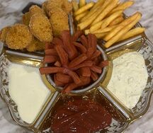 Картофель фри, наггетсы, сосиски-осьминожки