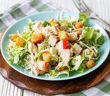 Салат Цезарь с курицей