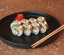 Ролл Калифорния в кунжуте с креветкой