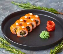 Ролл Калифорния в масаго с лососем