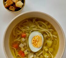Куриный суп с яйцом и сухариками 