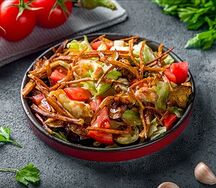 Салат с жареным сулугуни и криспи-баклажаном