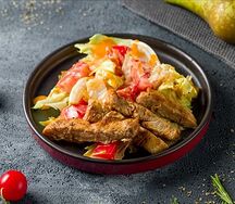 Салат с курицей карри и грушей