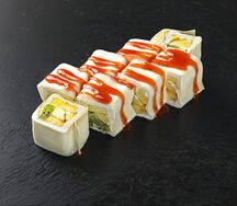 Сладкий ролл с клубничным соусом