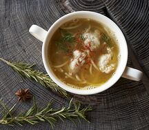 Куриный суп с домашней лапшой и фрикадельками