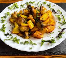 Грибы жареные с луком и картофелем