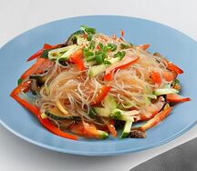 Салат из фунчозы с овощами