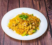 Вок с пшеничной лапшой и курицей