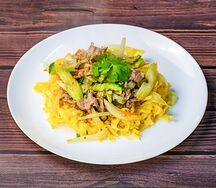 Вок с рисовой лапшой и курицей