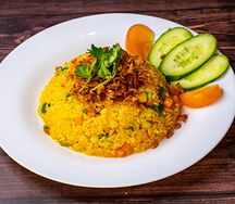 Вок с жареным рисом и овощами