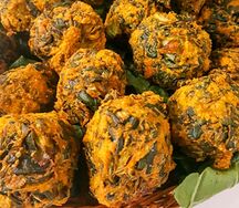 Луковая пакора с мятным соусом