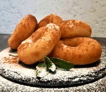 Пончики с сахарной пудрой и корицей