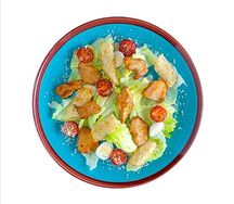Салат Цезарь с ароматной курочкой