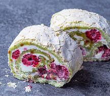 Рулет фисташковый с малиной