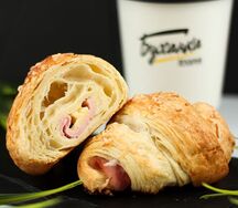Сытный завтрак с капучино и круассаном с ветчиной и сыром