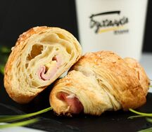 Сытный завтрак с капучино и круассаном с ветчиной и сыром