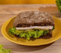 Сэндвич с индейкой и сыром на ржаной чиабатте
