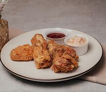 Куриные крылышки с соусом тартар и BBQ