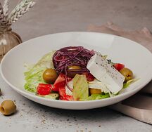 Овощной салат с гигантскими оливами и сыром фета 
