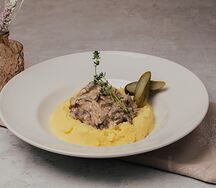 Бефстроганов из говядины с белыми грибами и картофельным пюре