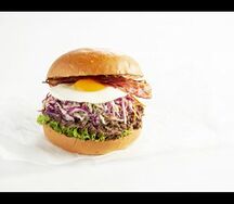 Бургер с рваной говядиной, яйцом и беконом