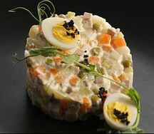 Салат Оливье с курицей