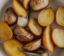 Молодой картофель с чесноком и розмарином