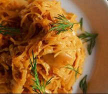 Капуста, тушенная в сливках с беконом