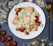Салат Цезарь с креветками