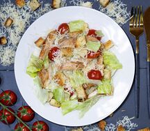 Салат Цезарь с курицей