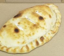 Кальцоне с курицей и беконом