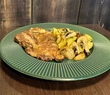 Cвинoй стейк с жареным картофелем