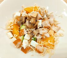 Салат с грибами, ананасом и куриной грудкой