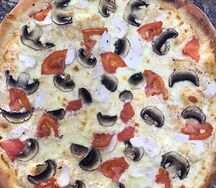 Пицца с грудкой и грибами