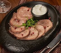 Язык со сливочным хреном