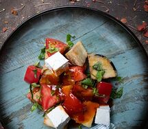 Салат с баклажанами, фермерским сыром и соусом Чили
