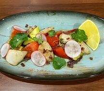 Салат с кальмаром, авокадо и сладкими томатами