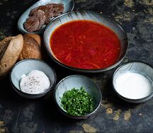 Борщ с томленой говядиной и чесночным смальцем
