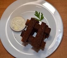 Сухарики ржаные с чесночным соусом