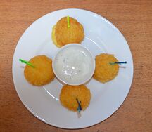 Сырные шарики с чесночным соусом