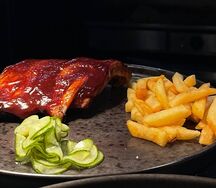 Свиные ребра BBQ с картофелем фри