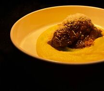Щёки молодых бычков с картофельным пюре и пармезаном 