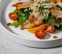 Салат с куриной грудкой, миксом салата и соуса сладкая горчица