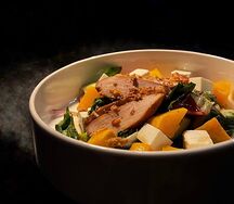 Салат с печёной тыквой, копчёной курицей и фетой