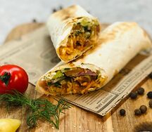Шаверма в лаваше с курицей