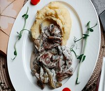 Бефстроганов со сливочно-грибным соусом и картофельным пюре