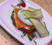 Драник картофельный с форелью шеф-посола, сливочным кремом и яйцом пашот
