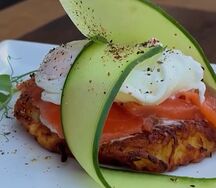 Драник картофельный с форелью шеф-посола сливочным кремом и огурцом