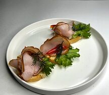 Брускетта с печеным перцем и бужениной